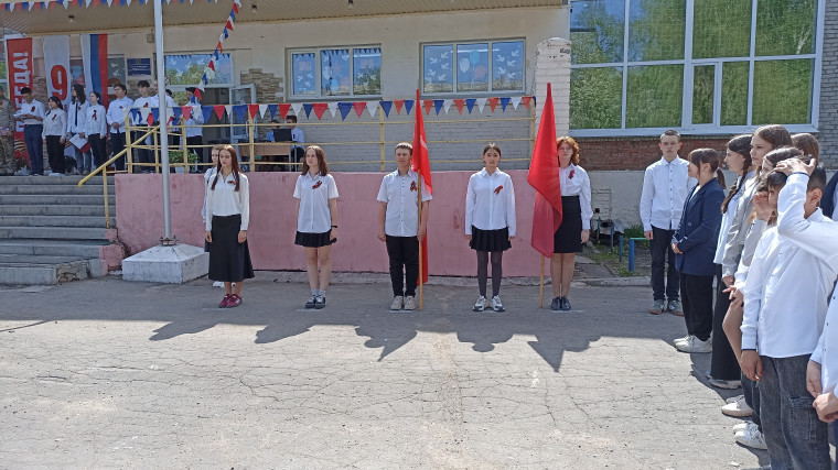 Торжественная линейка, посвящённая Дню Победы.